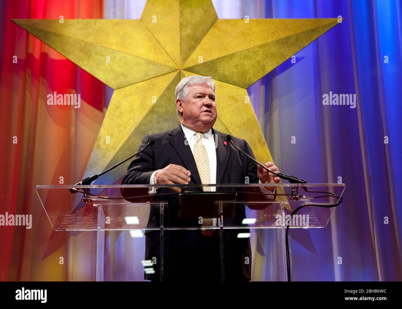 Dallas Texas USA, 12 2010 giugno: Il governatore del Mississippi Haley Barbour, presidente della Republican Governors Association, tiene il discorso di apertura alla Convention repubblicana del Texas. Più di 5.000 delegati provenienti da tutto lo Stato della stella solitaria hanno sentito i funzionari statali e i membri repubblicani del Texas del Congresso soffocare l’amministrazione democratica sostenendo i tradizionali valori fiscali e sociali conservatori. Barbour è un amico vicino del governatore del Texas Rick Perry. ©Bob Daemmrich Foto Stock