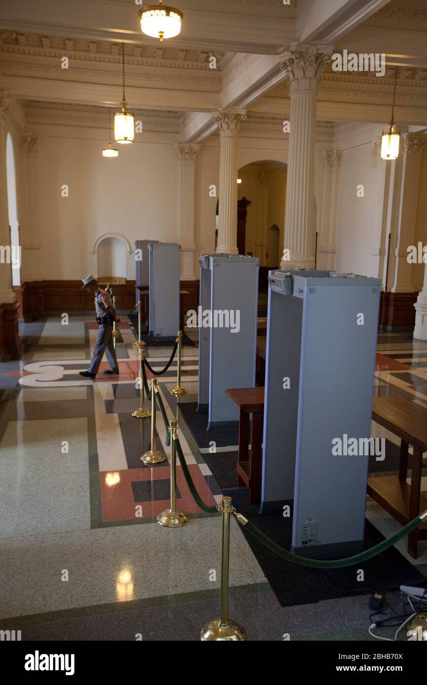 Austin, Texas USA, 21 maggio 2010: Per la prima volta nella sua storia di 122 anni, i metal detector sono ora un appuntamento permanente al Texas Capitol. Il Consiglio di conservazione dello Stato ha votato per installare misure di sicurezza aggiornate in seguito a due incidenti verificatisi in primavera, in cui i visitatori hanno portato armi e coltelli in Campidoglio e minacciato i lavoratori statali. ©Bob Daemmrich Foto Stock