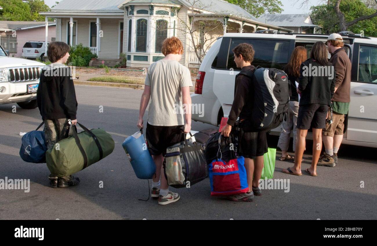 Austin, Texas USA, 10 aprile 2010: I ragazzi e le ragazze del settimo grado partono dalla Kealing Middle School per una gita di cinque giorni sul campo al Big Bend National Park, nell'estremo ovest del Texas. Il viaggio fa parte di una classe chiamata Amazing Discoveries che studia l'ambiente in tutto il Texas. ©Bob Daemmrich Foto Stock