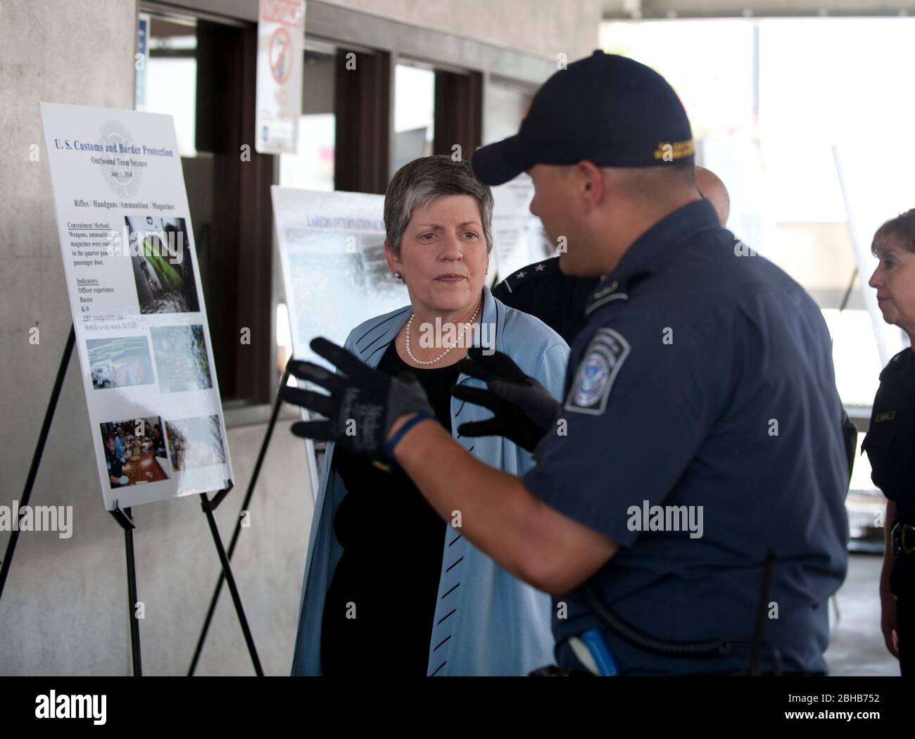 Laredo Texas USA, 15 2010 luglio: Ufficiale della dogana e della polizia di frontiera USA discutono le questioni al confine tra Stati Uniti e Messico con il Segretario della sicurezza interna Janet Napolitano durante la sua visita ufficiale nel Texas meridionale. ©Bob Daemmrich Foto Stock