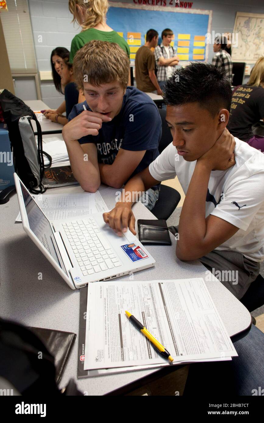 Manor Texas USA, maggio 11 2010: Gli adolescenti guardano un computer portatile Apple mentre lavorano in un laboratorio informatico alla Manor New Tech High School, una scuola pubblica innovativa che si concentra sull'apprendimento basato su progetti nel curriculum TSTEM (Technology Science Engineering Mathematics). ©Bob Daemmrich Foto Stock