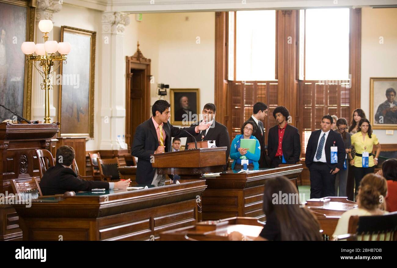 Austin Texas USA, 20 2010 luglio: Studenti ispanici delle scuole superiori che partecipano a una simulazione di sessione legislativa nella Camera del Senato del Campidoglio del Texas come parte della sessione legislativa della Gioventù Lorenzo de Zavala, un programma di leadership per l'età delle scuole superiori del National Ispan Institute. ©Marjorie Kamys Cotera/Bob Daemmrich Photography Foto Stock