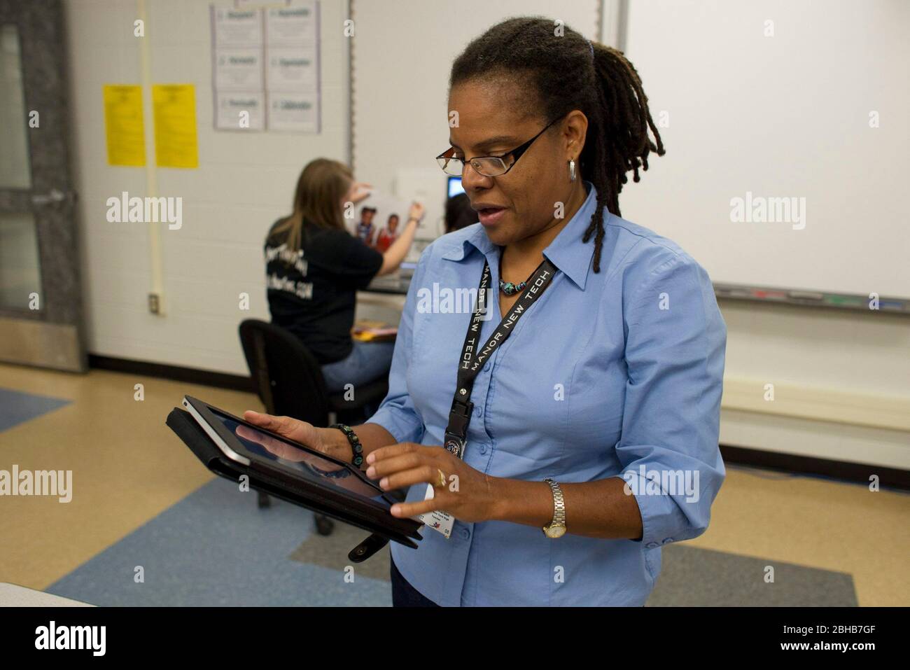 Manor, Texas USA, 11 maggio 2010: Insegnante che utilizza un iPad Apple per monitorare le prestazioni degli studenti alla Manor New Tech High School, un ambiente innovativo che si concentra sull'apprendimento basato su progetti nel curriculum TSTEM (Technology Science Engineering Mathematics). ©Bob Daemmrich Foto Stock