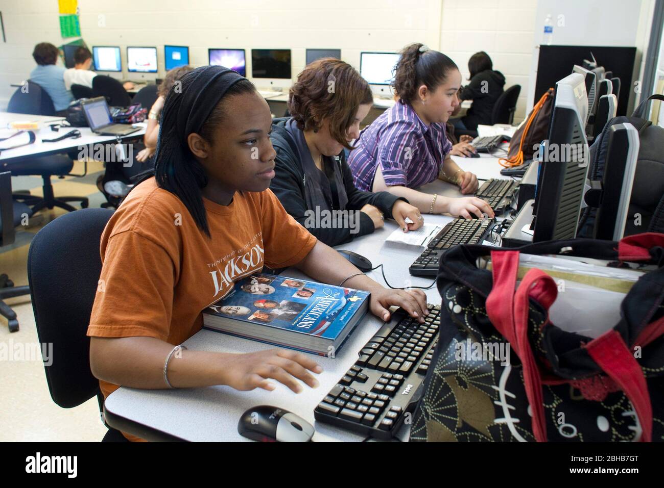 Manor, Texas USA, 11 maggio 2010: Gli studenti delle scuole superiori lavorano sui computer in classe alla Manor New Tech High School, un ambiente innovativo che si concentra sull'apprendimento basato su progetti nel curriculum TSTEM (Technology Science Engineering Mathematics). ©Bob Daemmrich Foto Stock