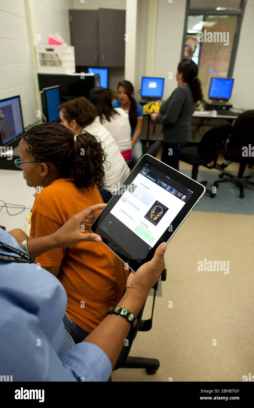 Manor, Texas USA, 11 maggio 2010: Insegnante che utilizza un iPad Apple per monitorare le prestazioni degli studenti alla Manor New Tech High School, un ambiente innovativo che si concentra sull'apprendimento basato su progetti nel curriculum TSTEM (Technology Science Engineering Mathematics). ©Bob Daemmrich Foto Stock