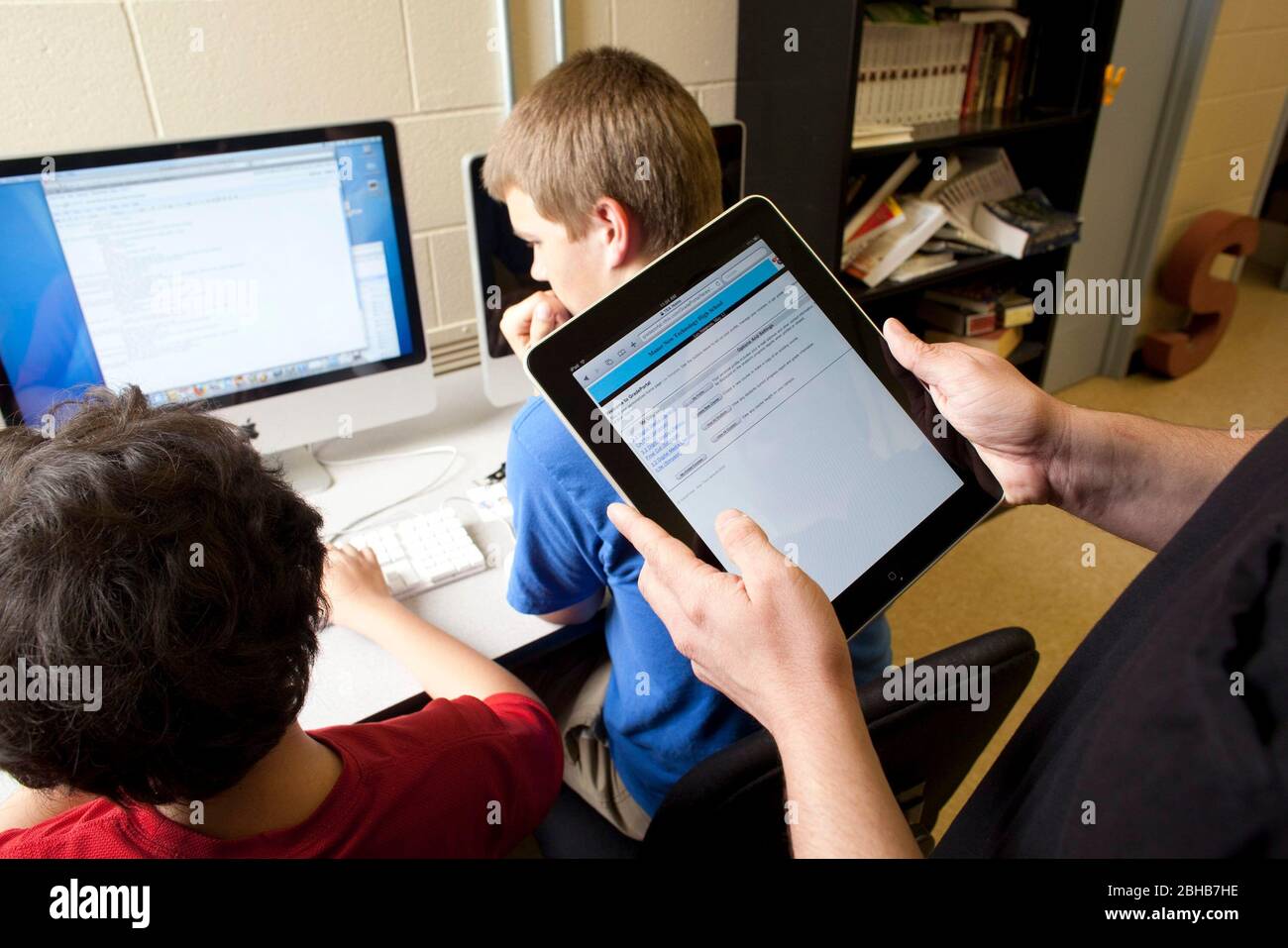 Manor, Texas USA, 11 maggio 2010: Insegnante che utilizza un iPad Apple per monitorare le prestazioni degli studenti alla Manor New Tech High School, un ambiente innovativo che si concentra sull'apprendimento basato su progetti nel curriculum TSTEM (Technology Science Engineering Mathematics). ©Bob Daemmrich Foto Stock