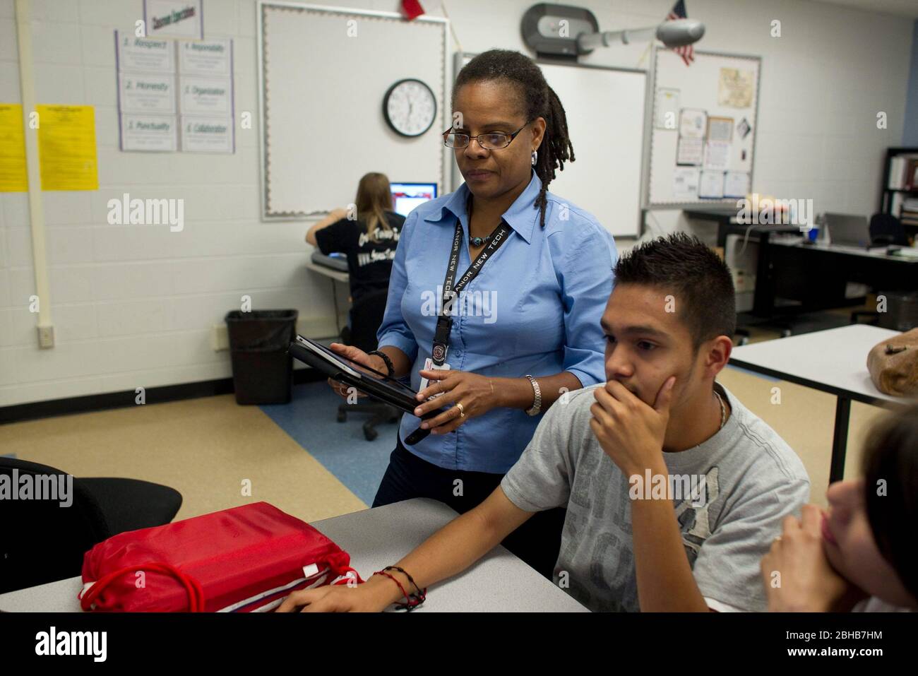 Manor, Texas USA, 11 maggio 2010: Insegnante che utilizza un iPad Apple per monitorare le prestazioni degli studenti alla Manor New Tech High School, un ambiente innovativo che si concentra sull'apprendimento basato su progetti nel curriculum TSTEM (Technology Science Engineering Mathematics). ©Bob Daemmrich Foto Stock