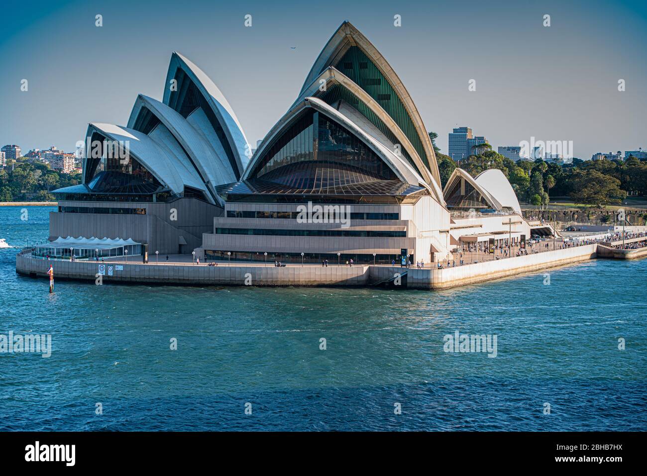 Splendida vista frontale dalla baia della Sydney Opera House illuminata dalla luce del sole Foto Stock