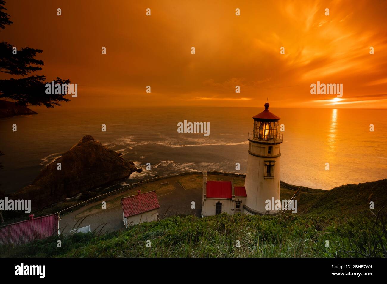 Faro di Cape Meares all'ora d'oro, Tillamook County, Oregon, Stati Uniti Foto Stock
