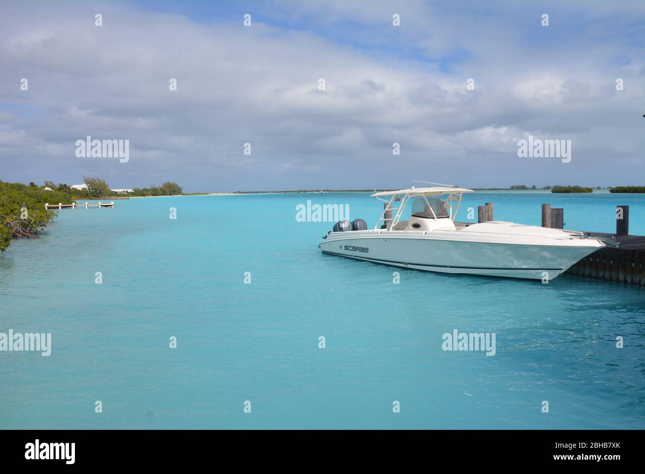 Un motoscafo tra le isole mangrovie a Parrot Cay, Turks e Caicos, un territorio britannico d'oltremare nei Caraibi. Foto Stock