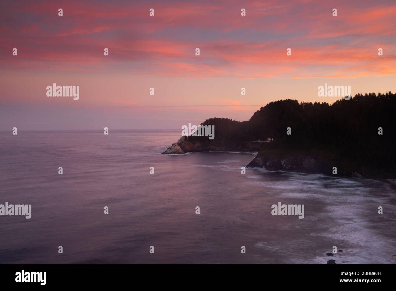 Cape Meares al tramonto, nella contea di Tillamook, Oregon, Stati Uniti Foto Stock