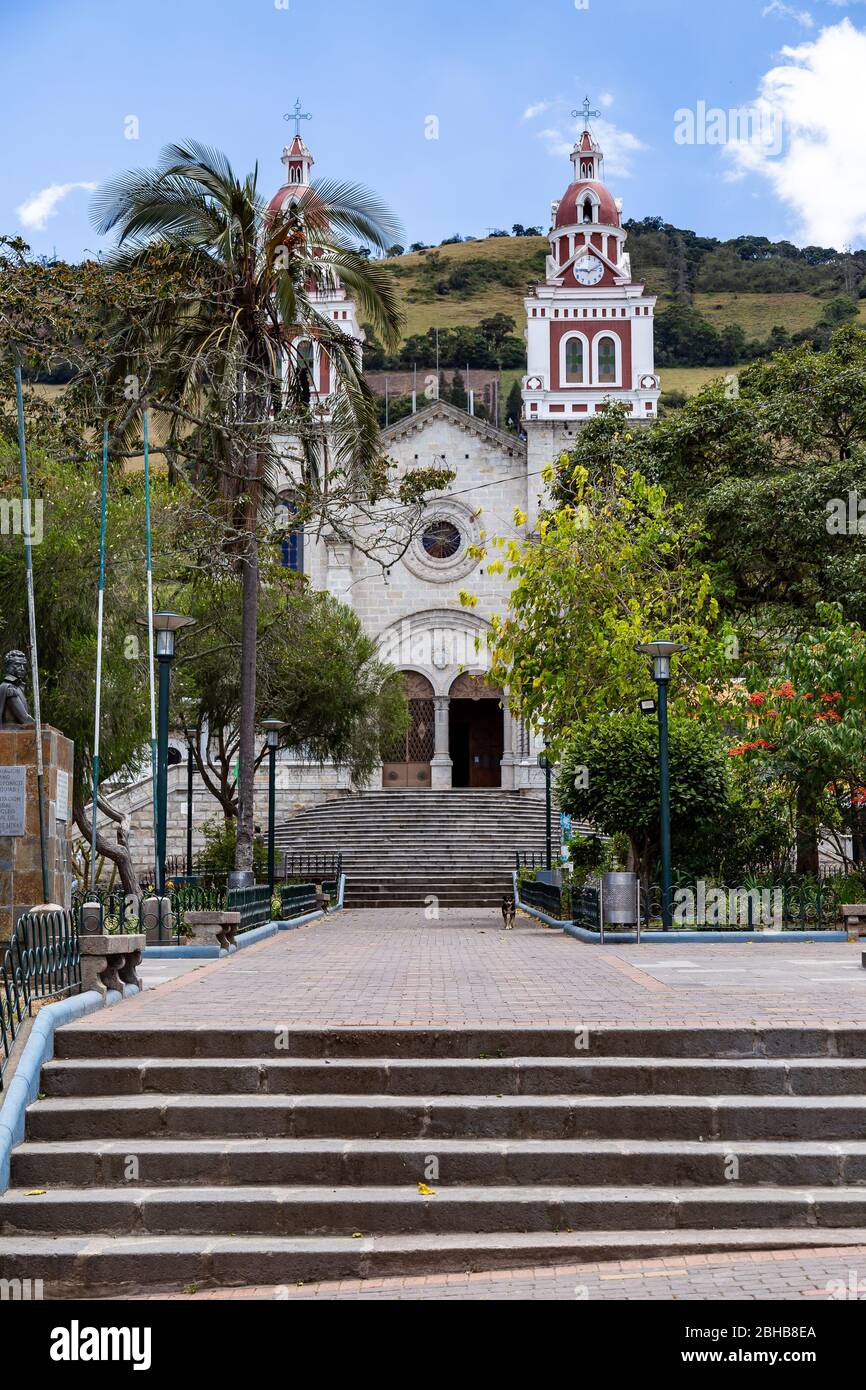 San Jose de Minas, Pichincha, Ecuador, 10 agosto 2019: La chiesa parrocchiale di San Jose de Minas, costruita con pietre e calce, si trova nel parco centrale della stoppa Foto Stock
