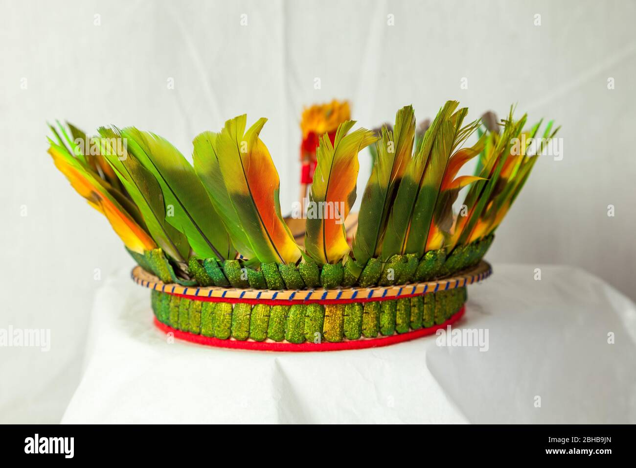 Corona di piume d'uccello come pappagalli e toucans indossati dagli anziani Shuar Foto Stock