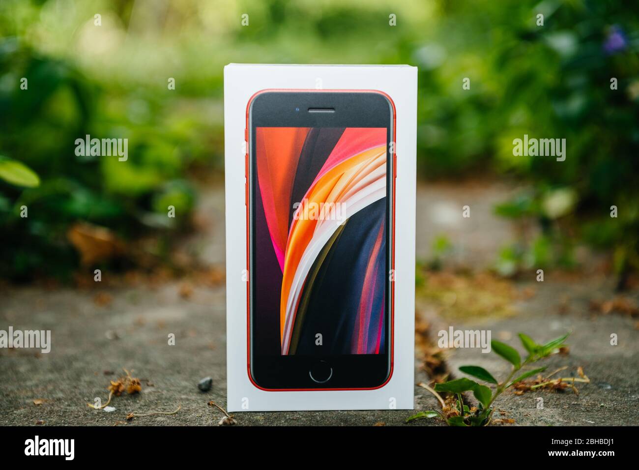 Parigi, Francia - 24 aprile 2020: Vista frontale del nuovo budget iPhone se di Apple Computers touch ID, fotocamera posteriore a obiettivo singolo e design iPhone 8 con interni dalla versione 11 Pro Foto Stock