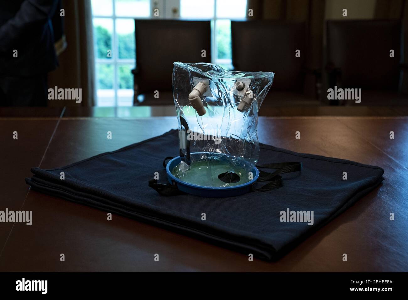 Washington DC, Stati Uniti. 24 Aprile 2020. Un casco NASA fatto ossigeno è visto durante una presentazione da parte della leadership della NASA sulla loro risposta COVID-19 nella Sala del Gabinetto della Casa Bianca a Washington, DC, Venerdì 24 aprile 2020. Foto in piscina di Anna Moneymaker/UPI Credit: UPI/Alamy Live News Foto Stock