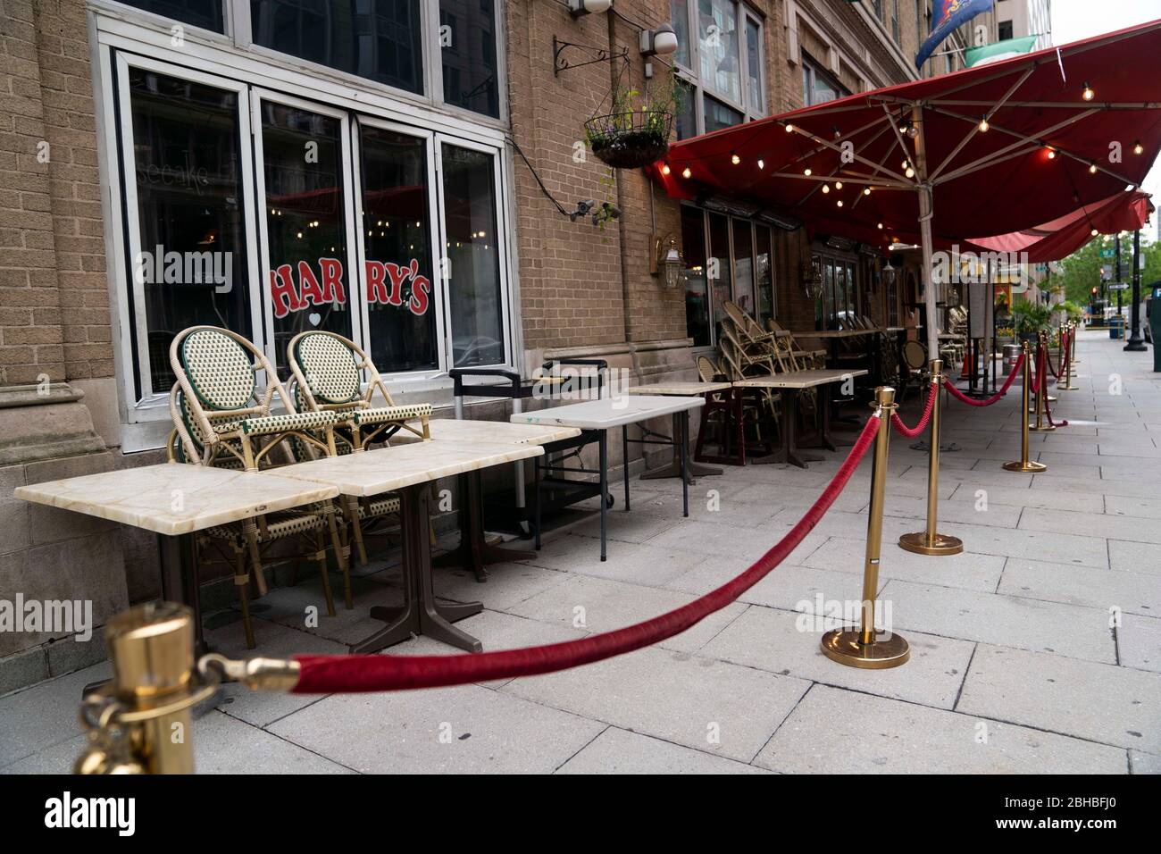 Washington, Stati Uniti. 24 Aprile 2020. Sedie e tavoli sono visti fuori un ristorante chiuso a Washington, DC, Stati Uniti, il 24 aprile 2020. Il presidente degli Stati Uniti Donald Trump venerdì ha firmato un pacchetto di aiuti da 484 miliardi di dollari per incentivare i finanziamenti per le piccole imprese, gli ospedali e i test dei virus, mentre il paese si scontra con la crisi della sanità pubblica COVID-19 e le sue ricadute economiche. Credit: Liu Jie/Xinhua/Alamy Live News Foto Stock