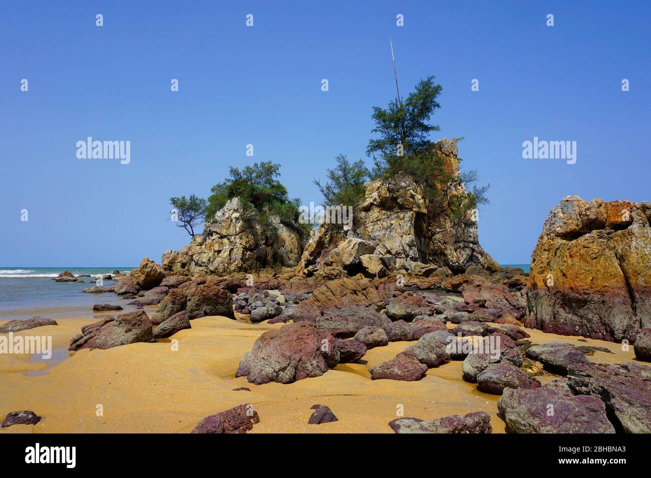 Collina di pietra a Kemasik spiaggia, Terengganu Foto Stock