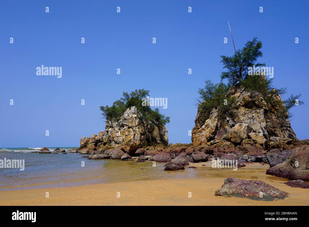 Collina di pietra a Kemasik spiaggia, Terengganu Foto Stock