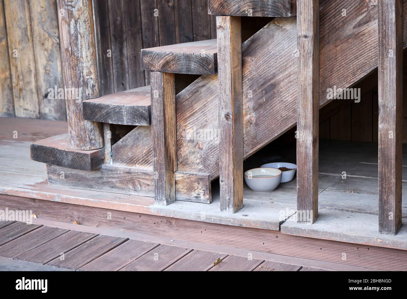 Un colpo di bocce per i gatti sotto le scale di legno Foto Stock