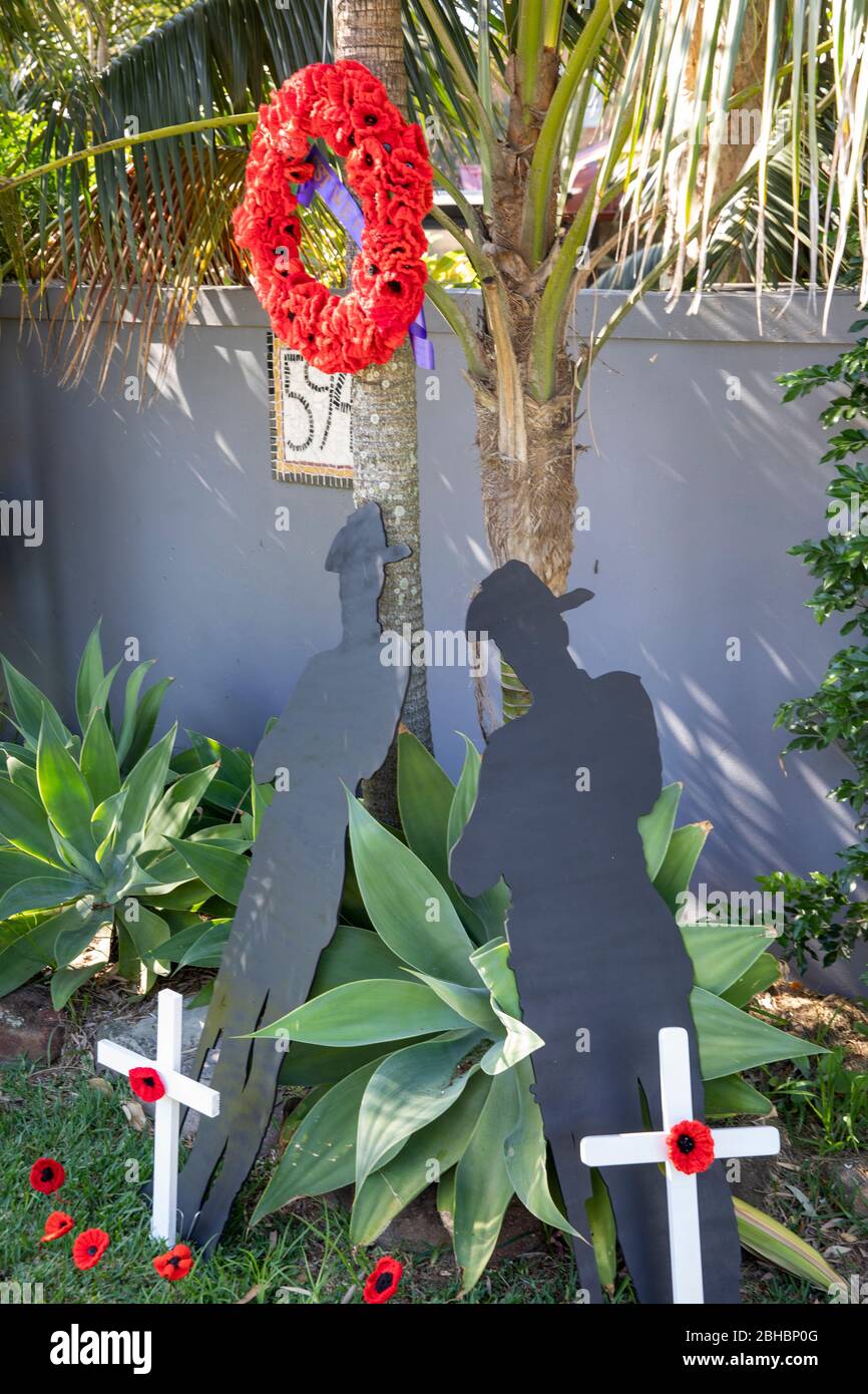 Avalon Beach, Sydney, Australia. Sabato 25 Aprile 2020, con le tradizionali marce e sfilate del giorno ANZAC annullate in tutta l'Australia a causa dei rischi COVID-19, molti residenti di Sydney celebrano il giorno ANZAC a casa mostrando bandiere nazionali e Lest dimentichiamo croci alla fine delle strade. Credito Martin Berry/Alamy Live News Foto Stock