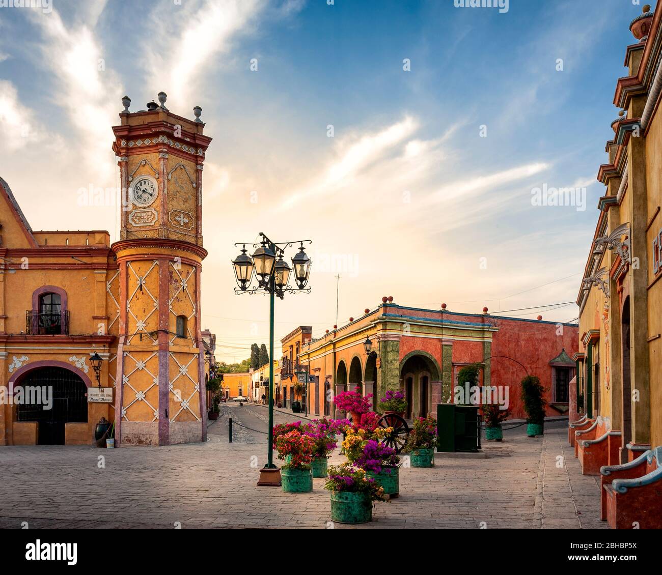 Le strade colorate vicino alla plaza del Bernal, Queretaro, Messico. Foto Stock