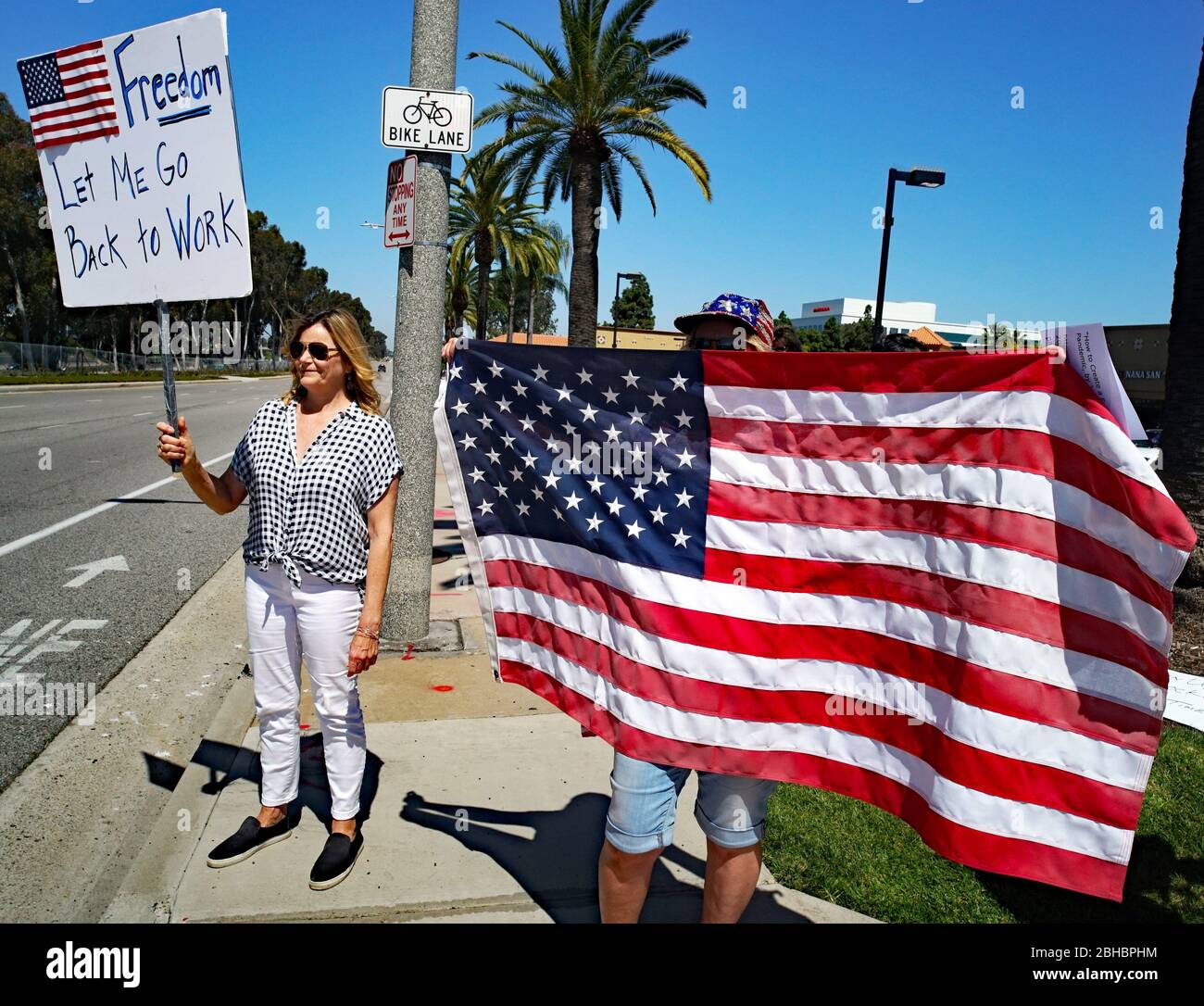 OpenUpCA, Newport Beach, California, 24 aprile 2020, i manifestanti si radunano intorno alla periferia di Newport Beach , sventolando bandiere americane chiedendo di riaprire la California. Foto Stock