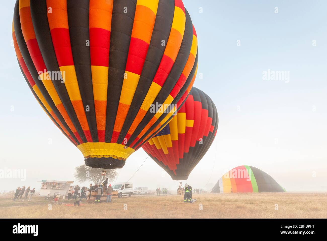 Palloncini ad aria calda gonfiati all'alba vicino a Tequisquiapan, Queretaro, Messico. Foto Stock