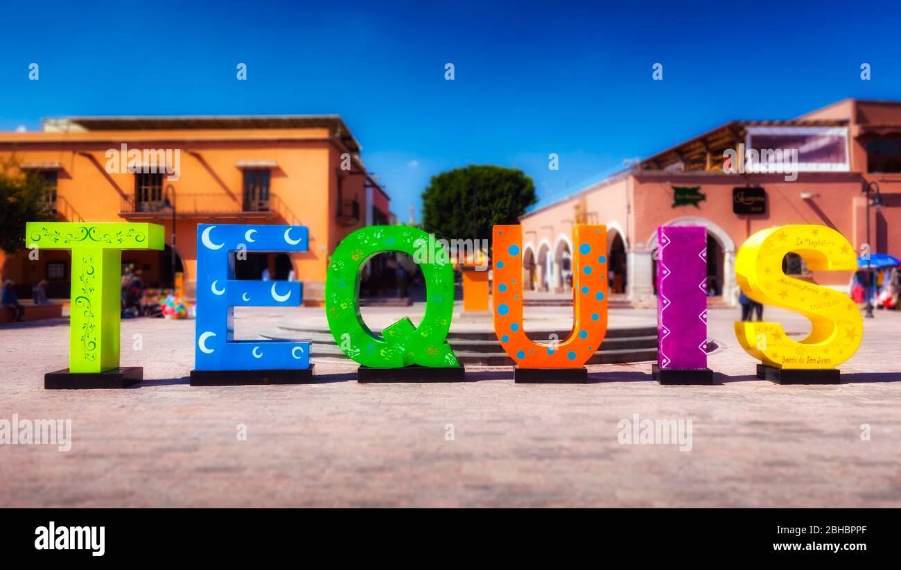 Simbolo della città in grandi lettere colorate adorna il Tequisquiapan, piazza principale del Messico. Foto Stock