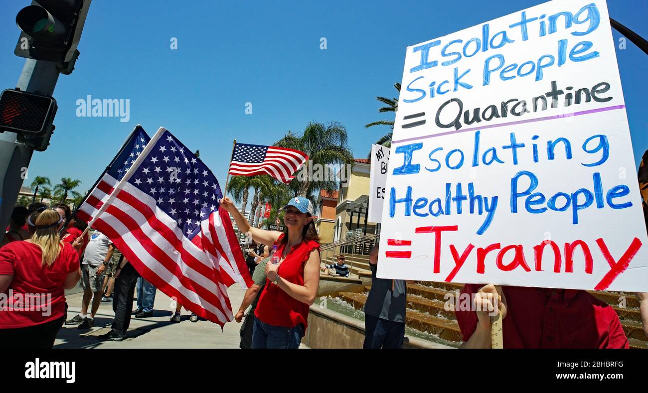 OpenUpCA Sants Ana, California, 24 aprile 2020, i manifestanti che si radunano intorno alla periferia di Santa Ana, sventolando bandiere americane chiedendo di riaprire la california, vanno al lavoro. Foto Stock