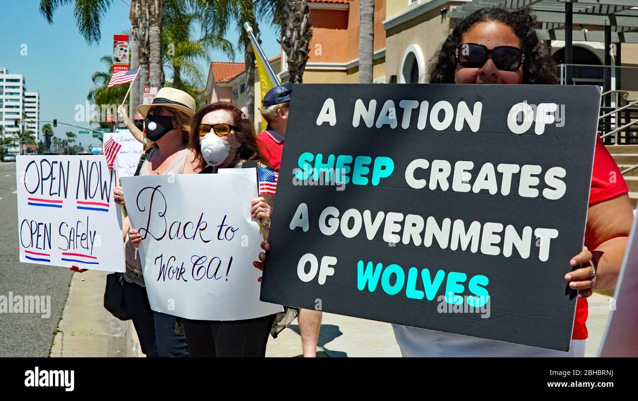 OpenUpCA Sants Ana, California, 24 aprile 2020, i manifestanti che si radunano intorno alla periferia di Santa Ana, sventolando bandiere americane chiedendo di riaprire la california, vanno al lavoro. Foto Stock