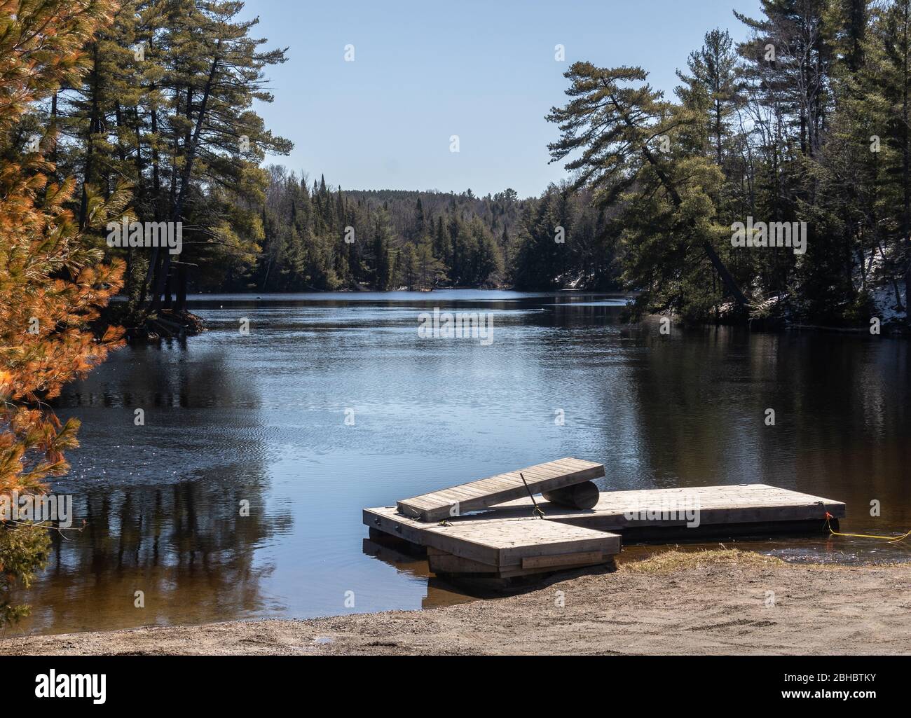 Il lancio della barca è chiuso nella bella Muskoka a causa delle restrizioni del virus corona in aprile Foto Stock