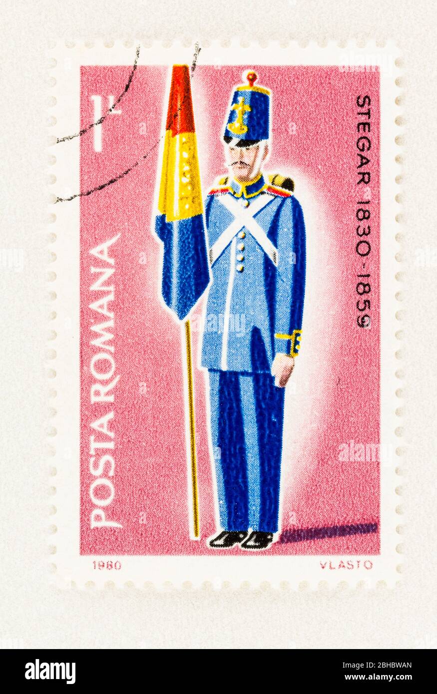 SEATTLE WASHINGTON - 23 aprile 2020: 1980 francobollo rumeno con bandiera in uniforme militare. Scott n. 2980 Foto Stock
