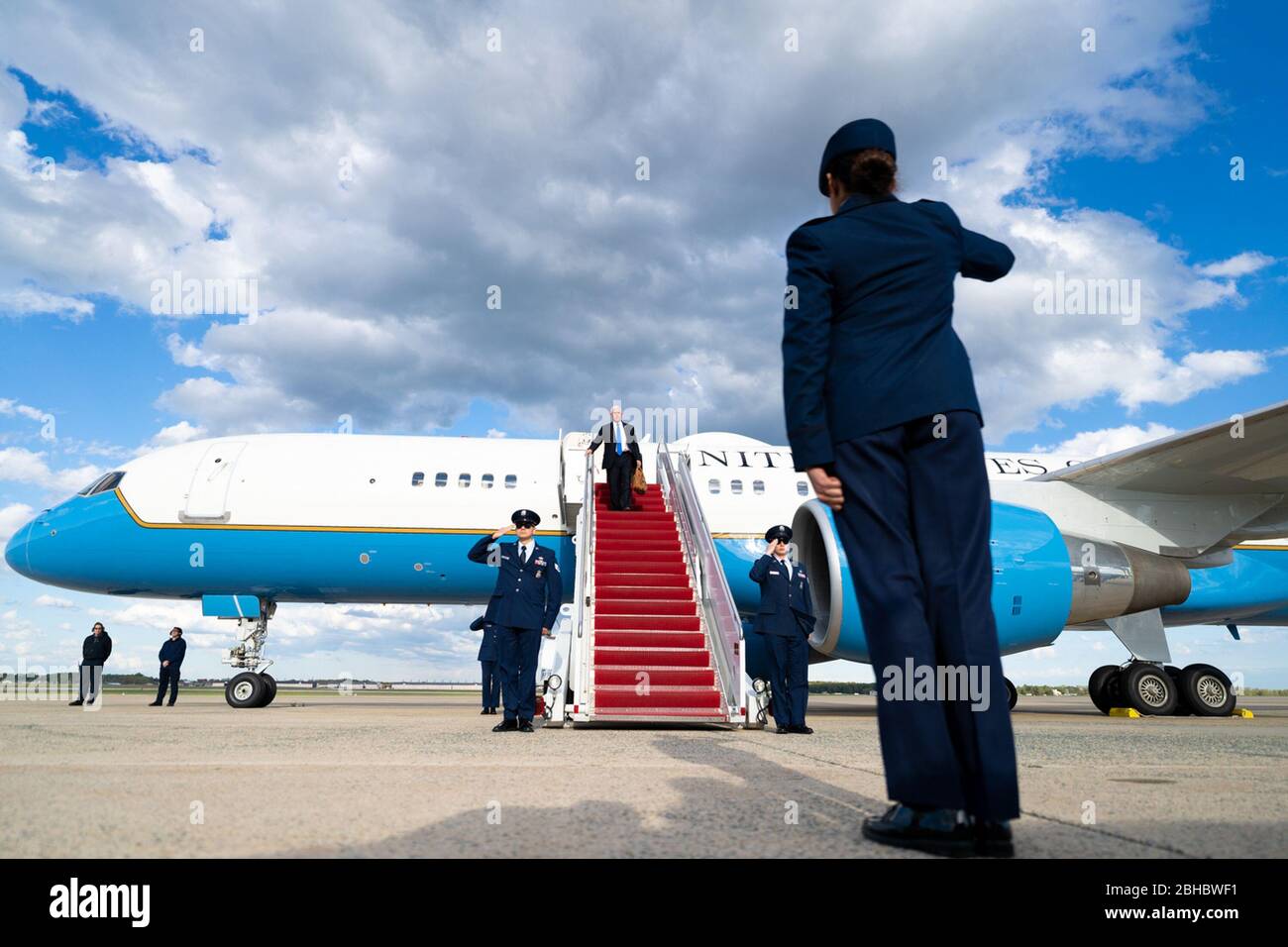 Madison, Stati Uniti d'America. 21 Apr 2020. Il Vice Presidente Mike Pence disembla l'Air Force Two presso la Joint base Andrews, Md. Martedì 21 aprile 2020, tornando da un viaggio a Madison, Wisc. Per visitare lo stabilimento di produzione GE Healthcare che ha prodotto ventilatori durante la pandemia di coronavirus. People: Vice President Mike Pence Credit: Storms Media Group/Alamy Live News Foto Stock