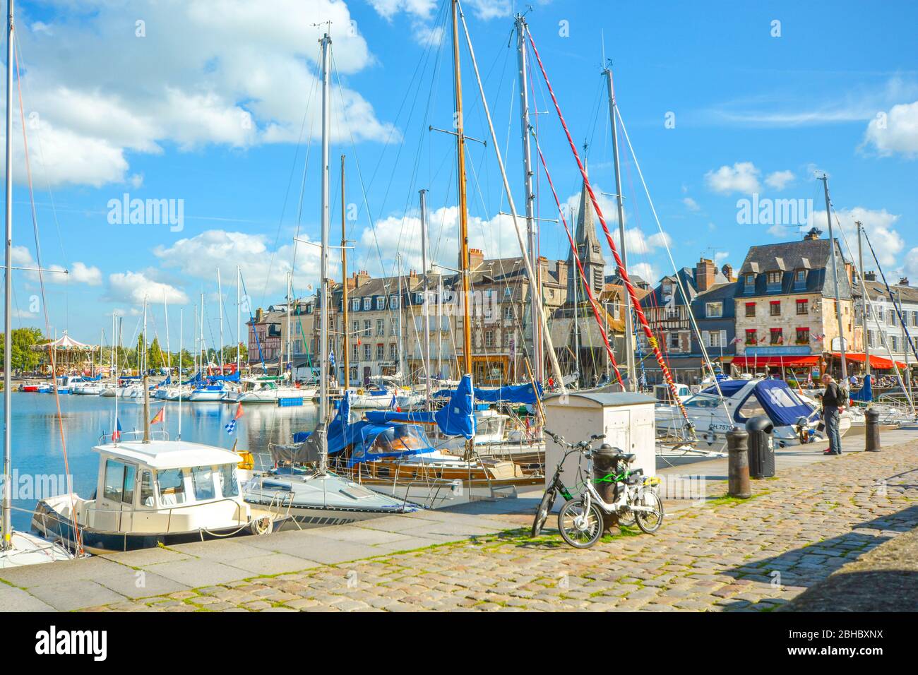 Vista sull'affascinante e pittoresca cittadina di Honfleur, Francia, sulla costa della Normandia, con i suoi colorati edifici medievali e il porto vecchio. Foto Stock