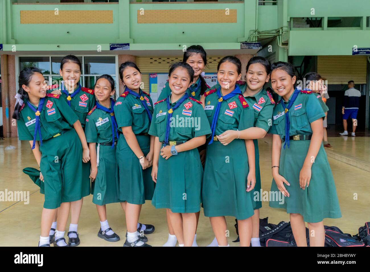 Foto di nove ragazze scout nella loro uniforme raggruppando nella sala della scuola di Wanthamaria. Pranburi, Thailandia 21 dicembre 2017 Foto Stock