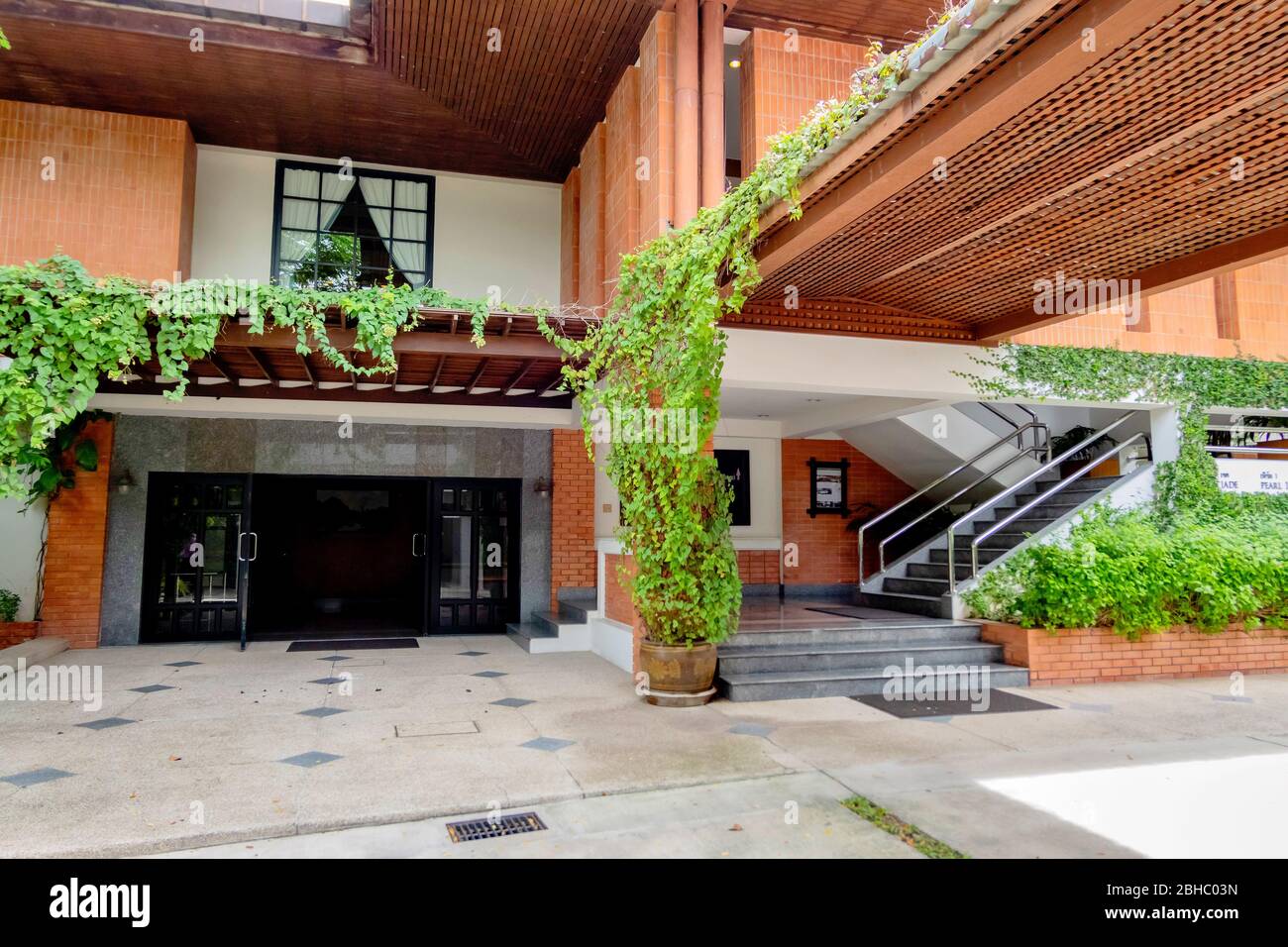 La casa in mattoni rossi con porta di vetro e scale con architettura moderna a Bangkok, Thailandia 30 settembre 2017 Foto Stock