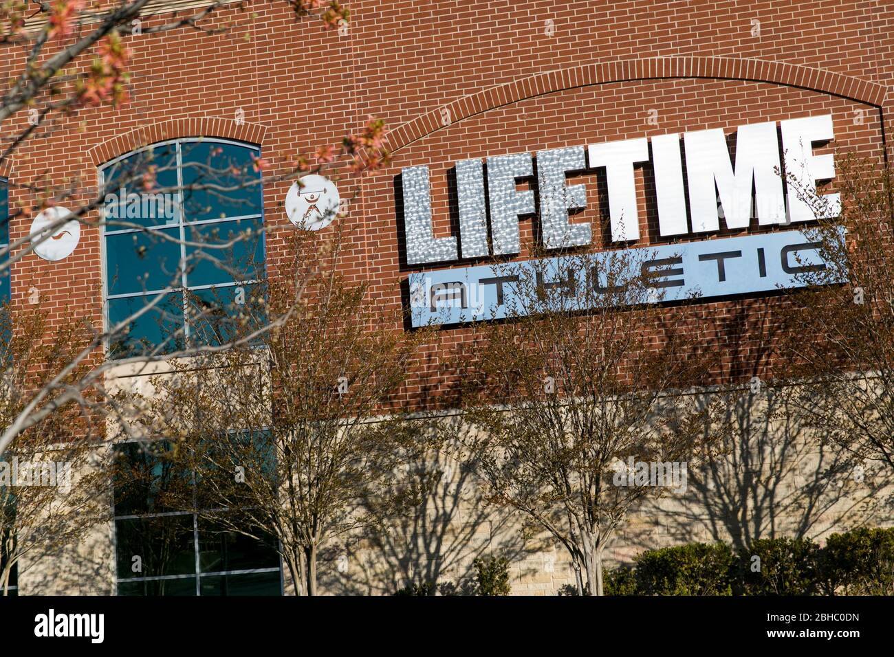 Un logo al di fuori di un centro fitness Life Time Athletic in Columbia, Maryland, il 22 aprile 2020. Foto Stock