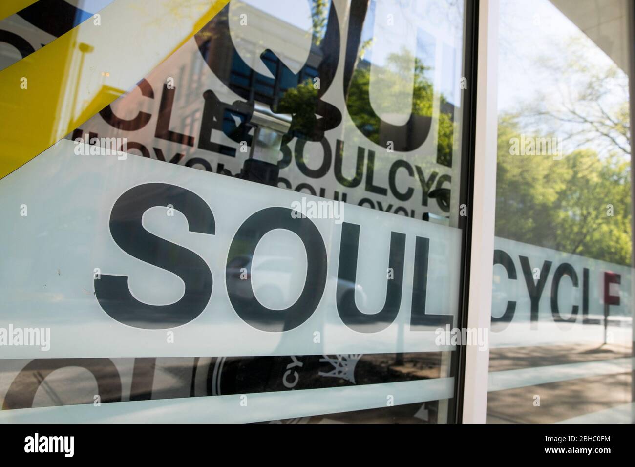 Un logo all'esterno di uno studio fitness SoulCycle a Bethesda, Maryland, il 22 aprile 2020. Foto Stock