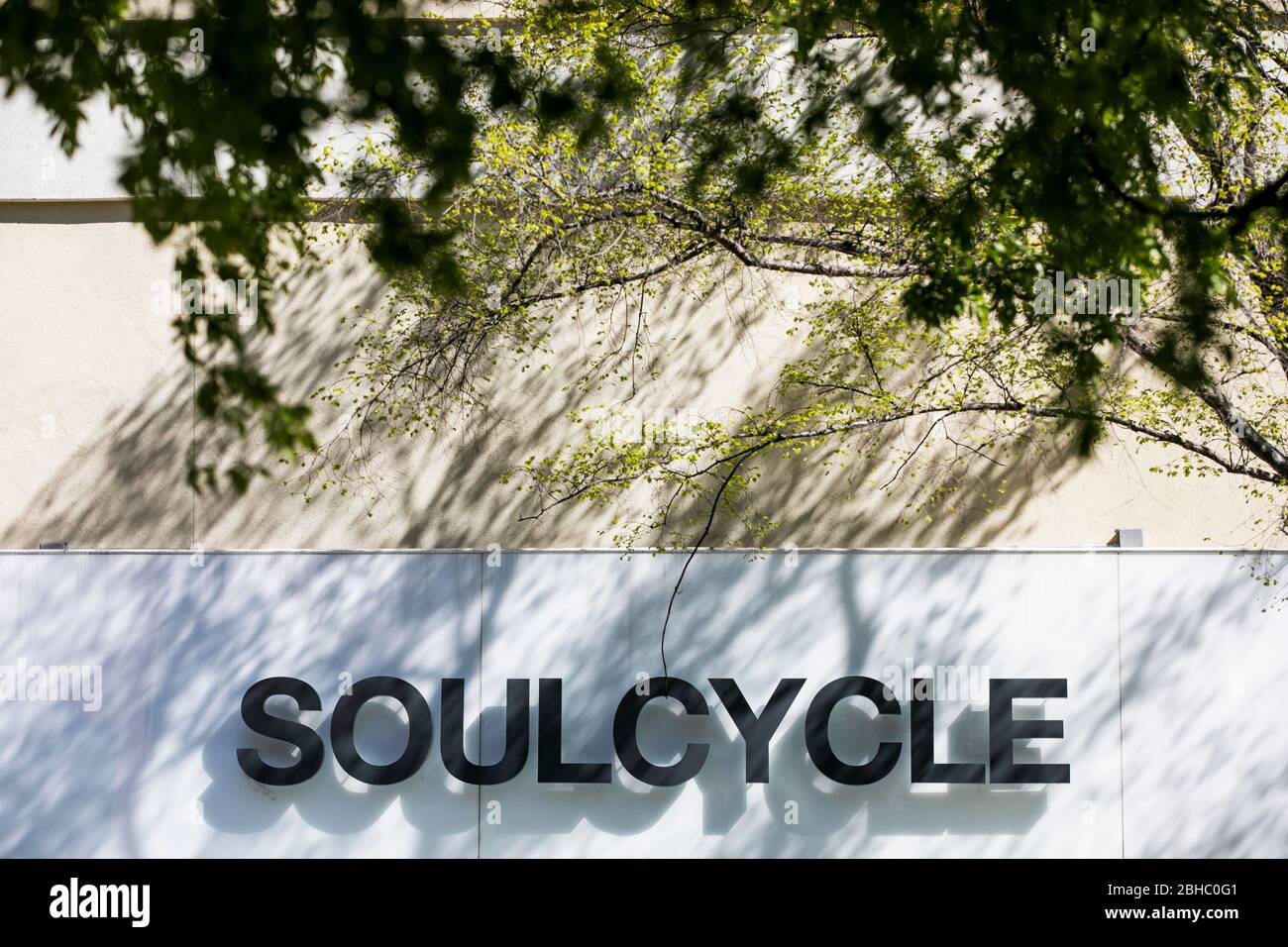 Un logo all'esterno di uno studio fitness SoulCycle a Bethesda, Maryland, il 22 aprile 2020. Foto Stock