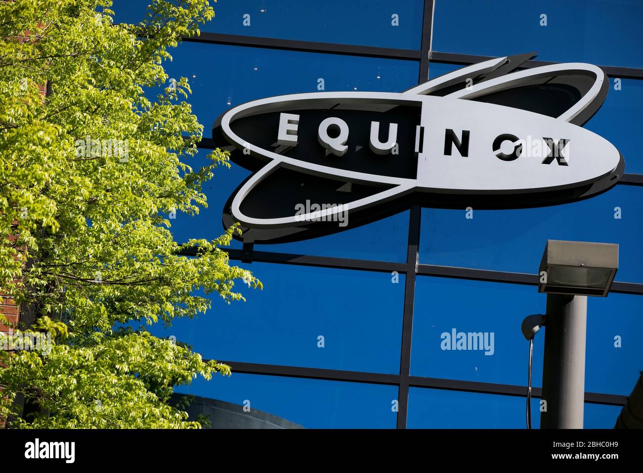 Un logo all'esterno di un centro fitness Equinox a Bethesda, Maryland, il 22 aprile 2020. Foto Stock