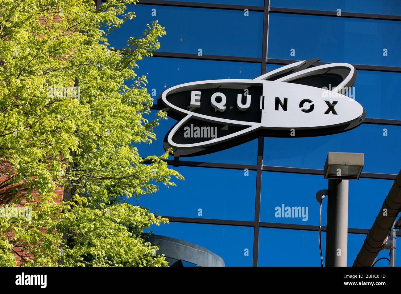 Un logo all'esterno di un centro fitness Equinox a Bethesda, Maryland, il 22 aprile 2020. Foto Stock