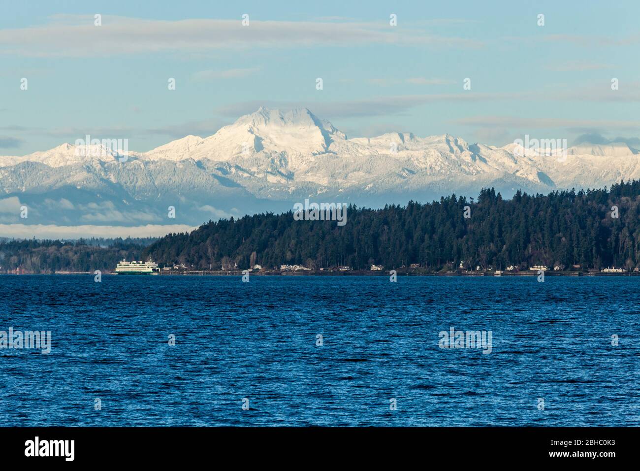 Le Olympic Mountains sopra l'isola di Bainbridge, Washington, Stati Uniti. Foto Stock