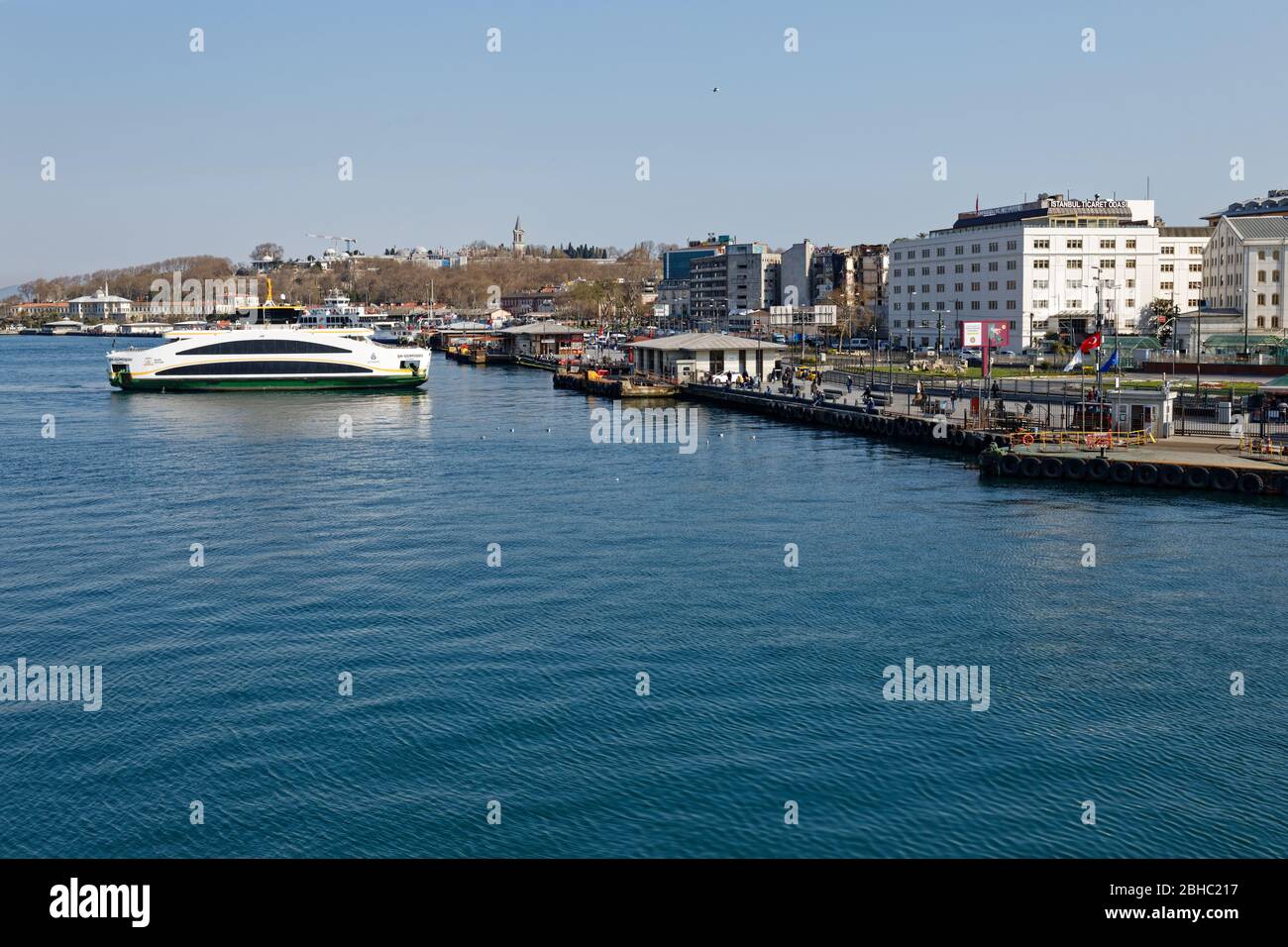 Il traghetto atterra al molo di Eminonu in una giornata di sole con le acque tranquille dell'area della Baia del Corno d'Oro. Foto Stock