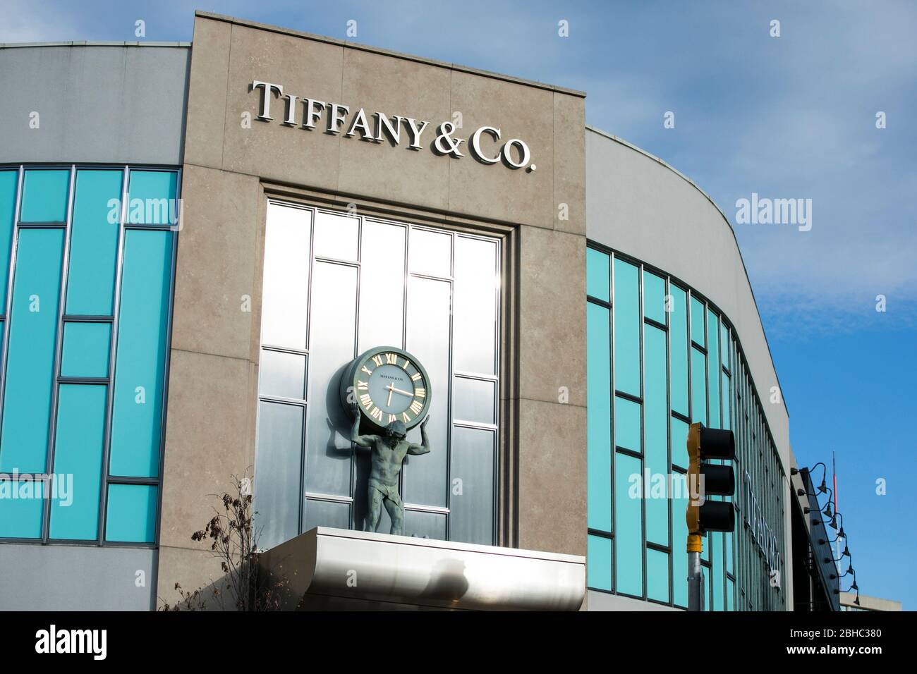 Un logo al di fuori di un negozio Tiffany & Co., a Washington, D.C., il 22 aprile 2020. Foto Stock