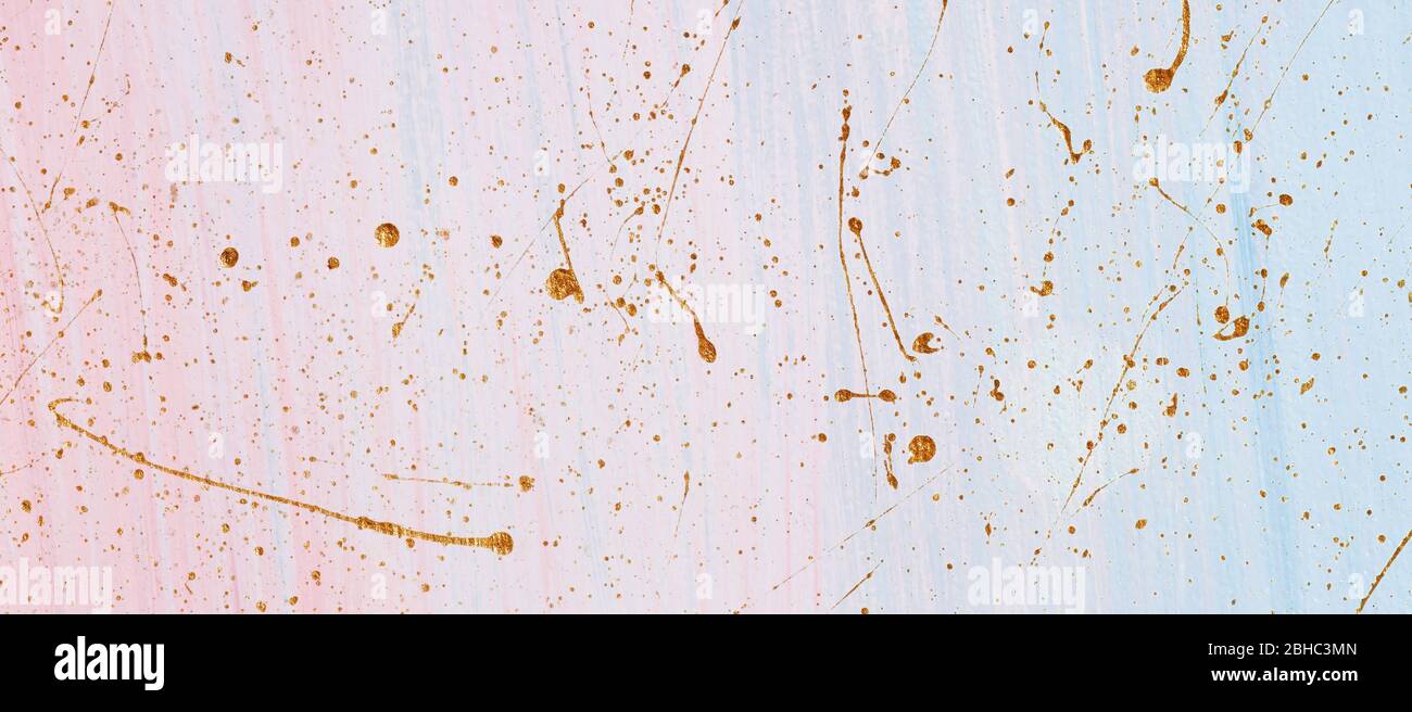 Pennellate e schizzi di vernice oro. Luogo per il vostro disegno in colori pastello. Formato banner. Foto Stock