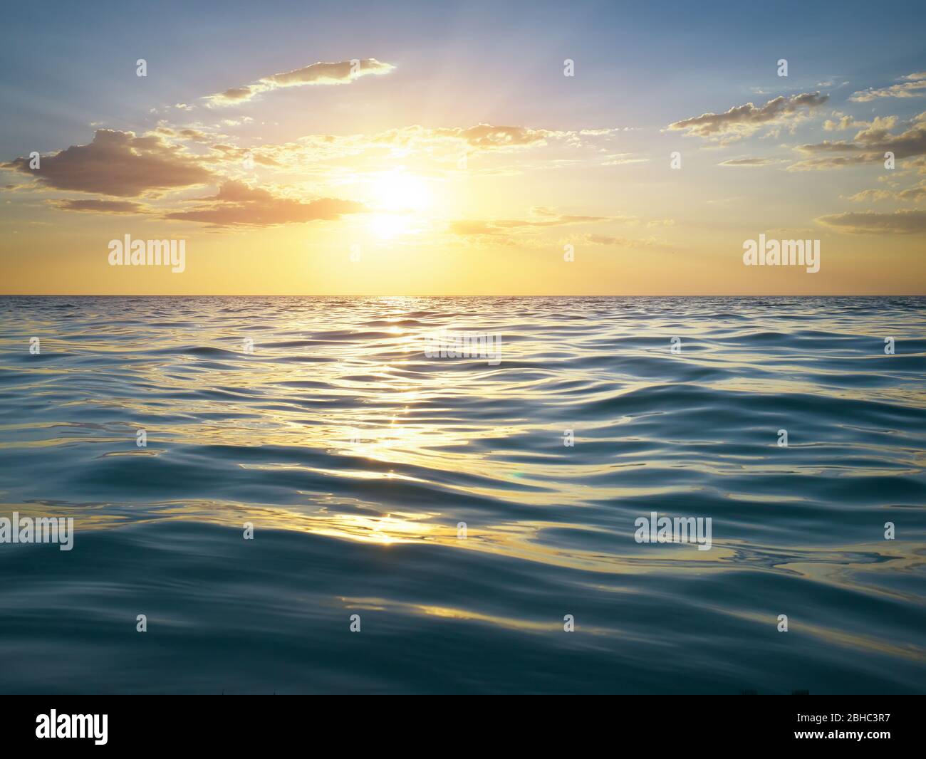 Onde marine da vicino, vista a basso angolo, ripresa al tramonto. Bella composizione naturale. Elemento di progettazione. Foto Stock