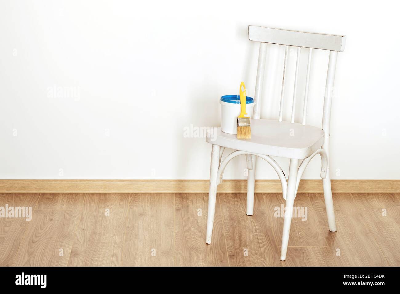 Concetto di upcycling. Vecchia sedia retrò e vernice per aggiornarla. Foto Stock