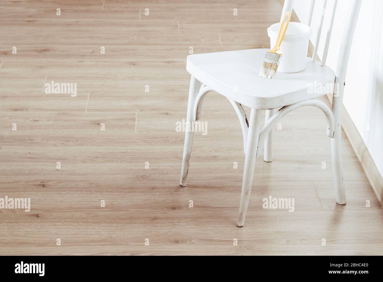 Concetto di upcycling. Vecchia sedia retrò e vernice per aggiornarla. Foto Stock