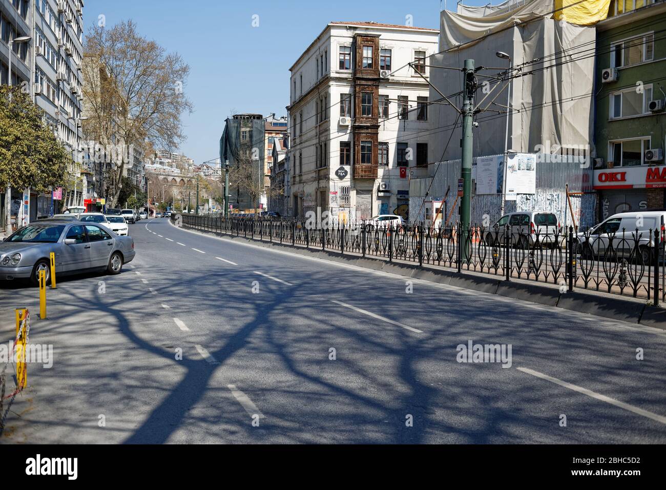 Strade vuote di Kabatas durante la limitazione di Covid-19 per le misure preventive. Foto Stock
