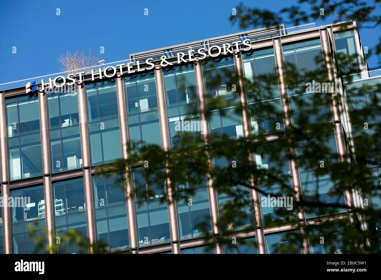 Un logo al di fuori della sede centrale di host Hotels & Resorts a Bethesda, Maryland, il 22 aprile 2020. Foto Stock